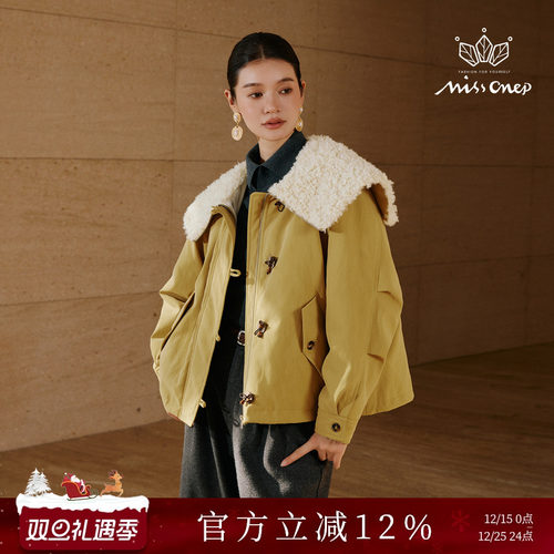 90鸭绒大毛领牛角扣羽绒服内衬