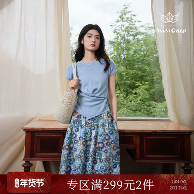 Missonep浅蓝交叉上衣配印花半裙