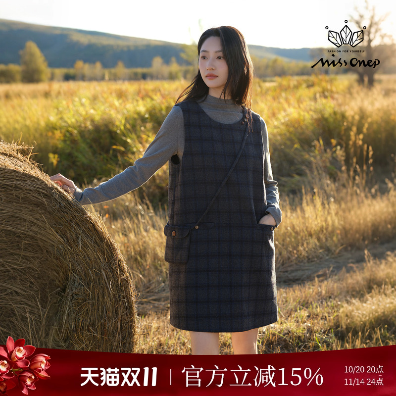 半高领打底配背心裙小挎包套装
