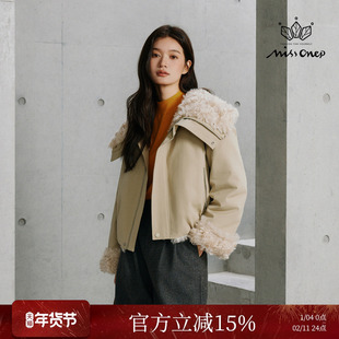 Missonep逸【洛佳人】休闲款卡其色毛领拼接大翻领短外套女冬季