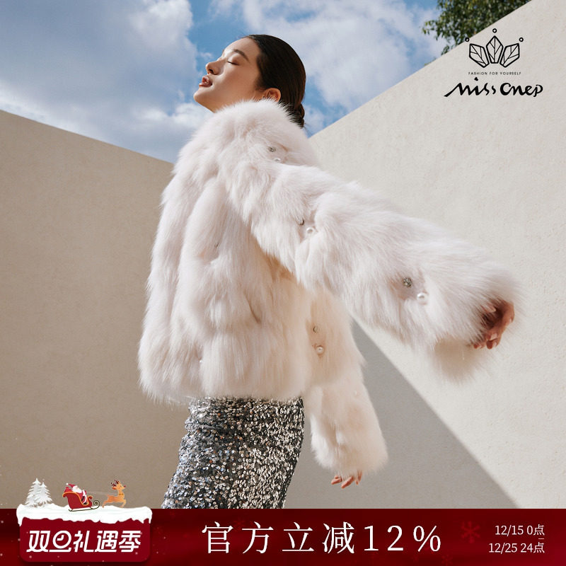 粉色珍珠点缀狐狸毛皮草短外套