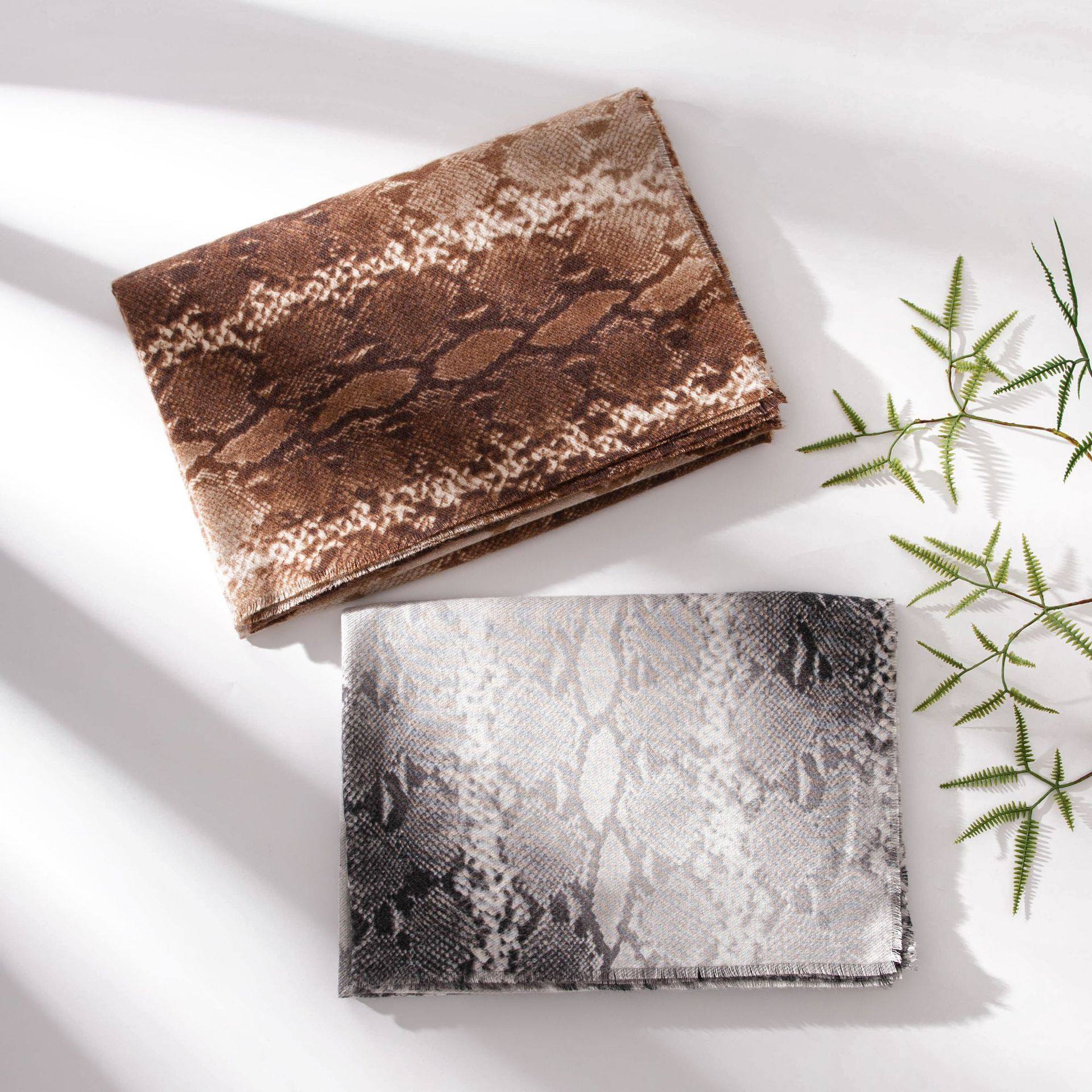 2025新款欧美街头风蛇纹仿羊绒围巾女保暖斜纹气质短流苏披肩