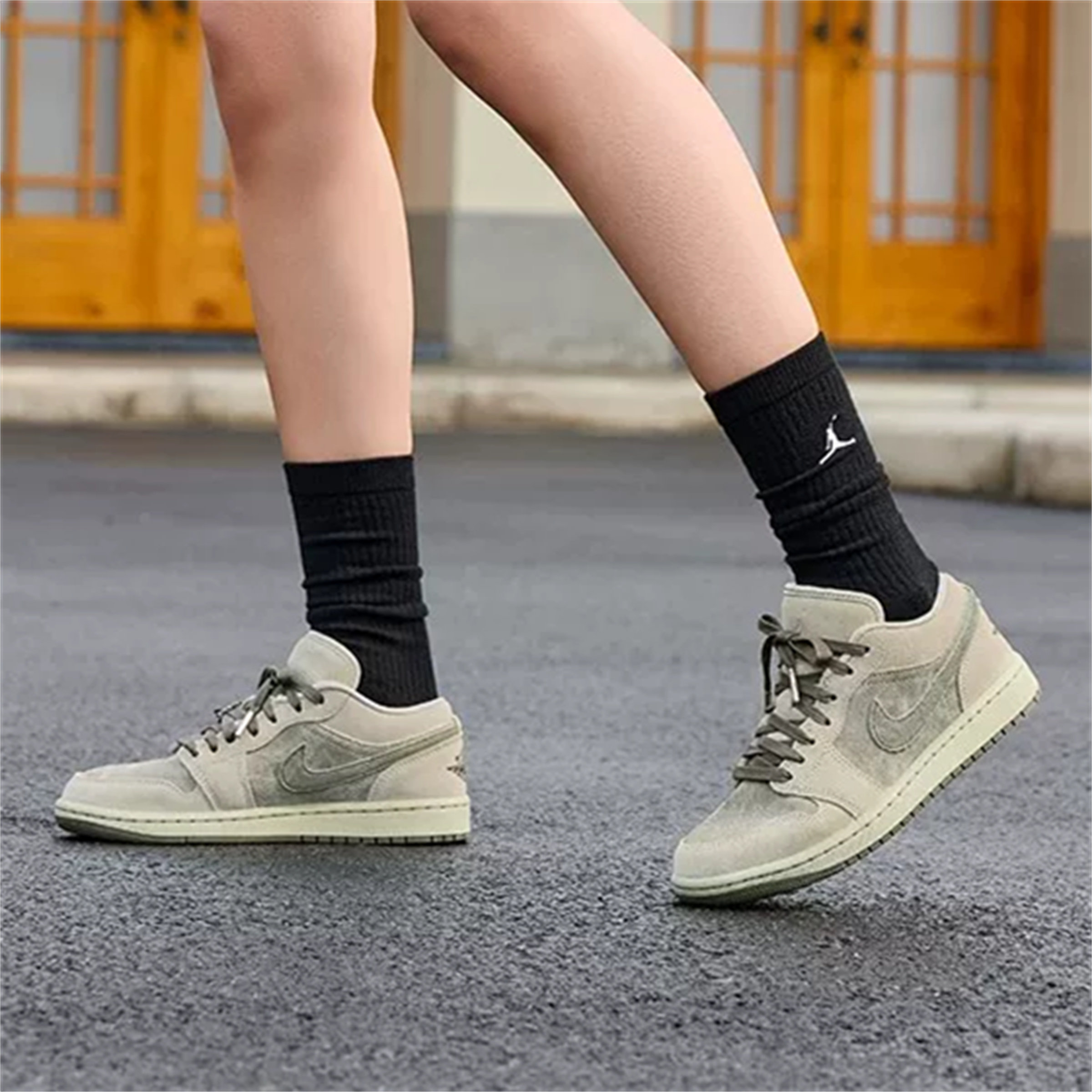 NIKE耐克女子AIR JORDAN 1 LOW SE APLA运动训练篮球鞋IR7327-304