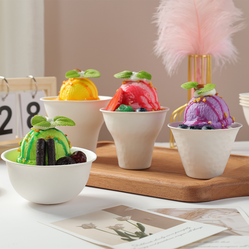 春游手握小蛋糕杯次性冰激凌