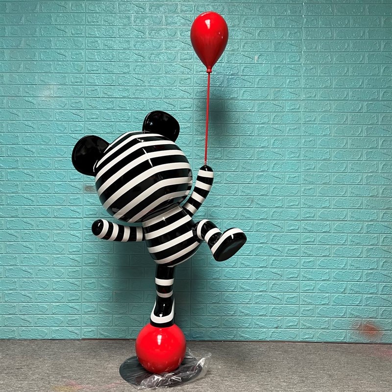 商场网红卡通杂技暴力熊入户客厅电视柜旁落地雕塑美陈摆件