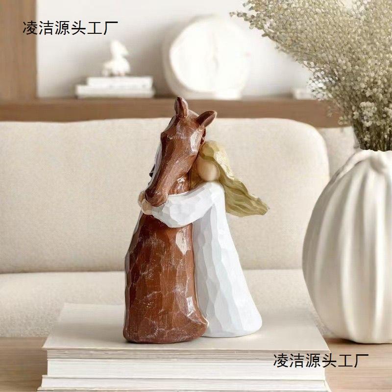 女孩抱马创意树脂摆件人物家居北欧客厅房间装饰现代高级装饰品