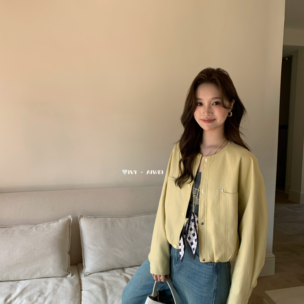 艾薇-系简约圆领蛋白皮外套+百搭显瘦刺绣背心两件套套装(配挂饰)