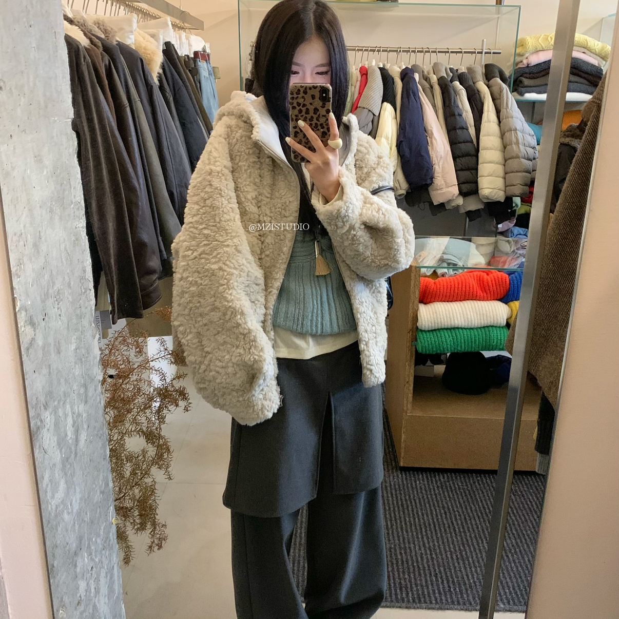 MZI STUDIO-柔韩标冬季软糯仿羊羔毛甜美简约减龄连帽拉链短外套