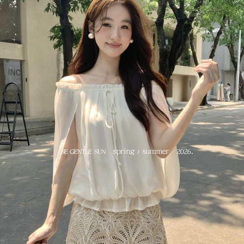 SE GENTLE SUN-泡蜜桃纯欲温柔感～独特设计一字肩木耳边小衫8978