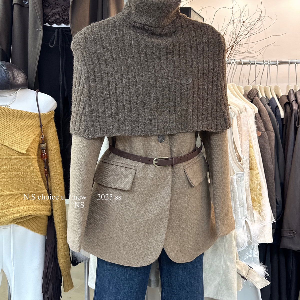 NS CHOICE U-级感一粒扣v领西装+高领保暖斗篷式披肩套装(配腰带)