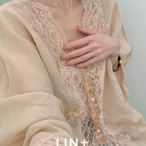 LIN+  -新～100苎麻防晒蕾丝拼接温婉喇叭袖小衫（含100苎麻）SX0