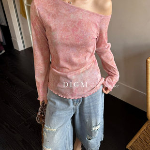 DIGM DB19592 上新纯欲风复古印花不规则斜领露肩设计收腰显瘦小衫