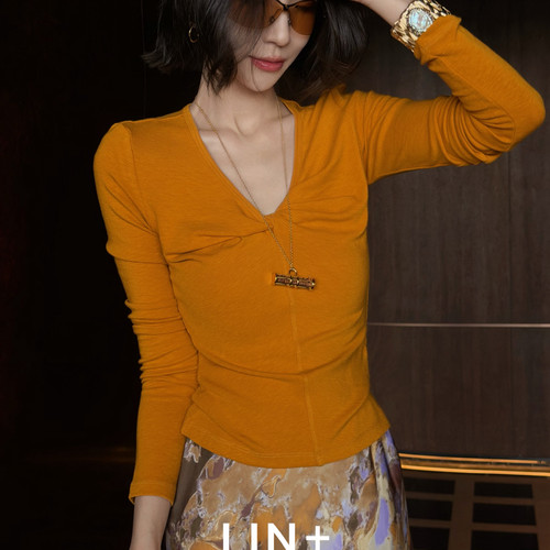 LIN+  -肤秋上新～显瘦一绝扭结V领内搭极简小心机小衫LJ2602D516