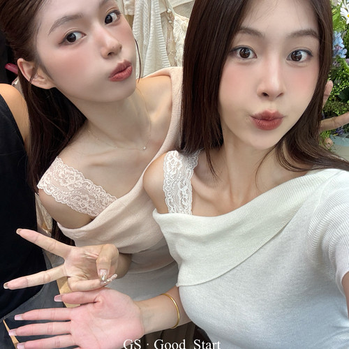 GS.GOOD START-版型拿捏住了～夏季温柔浪漫蕾丝斜肩针织小衫D119
