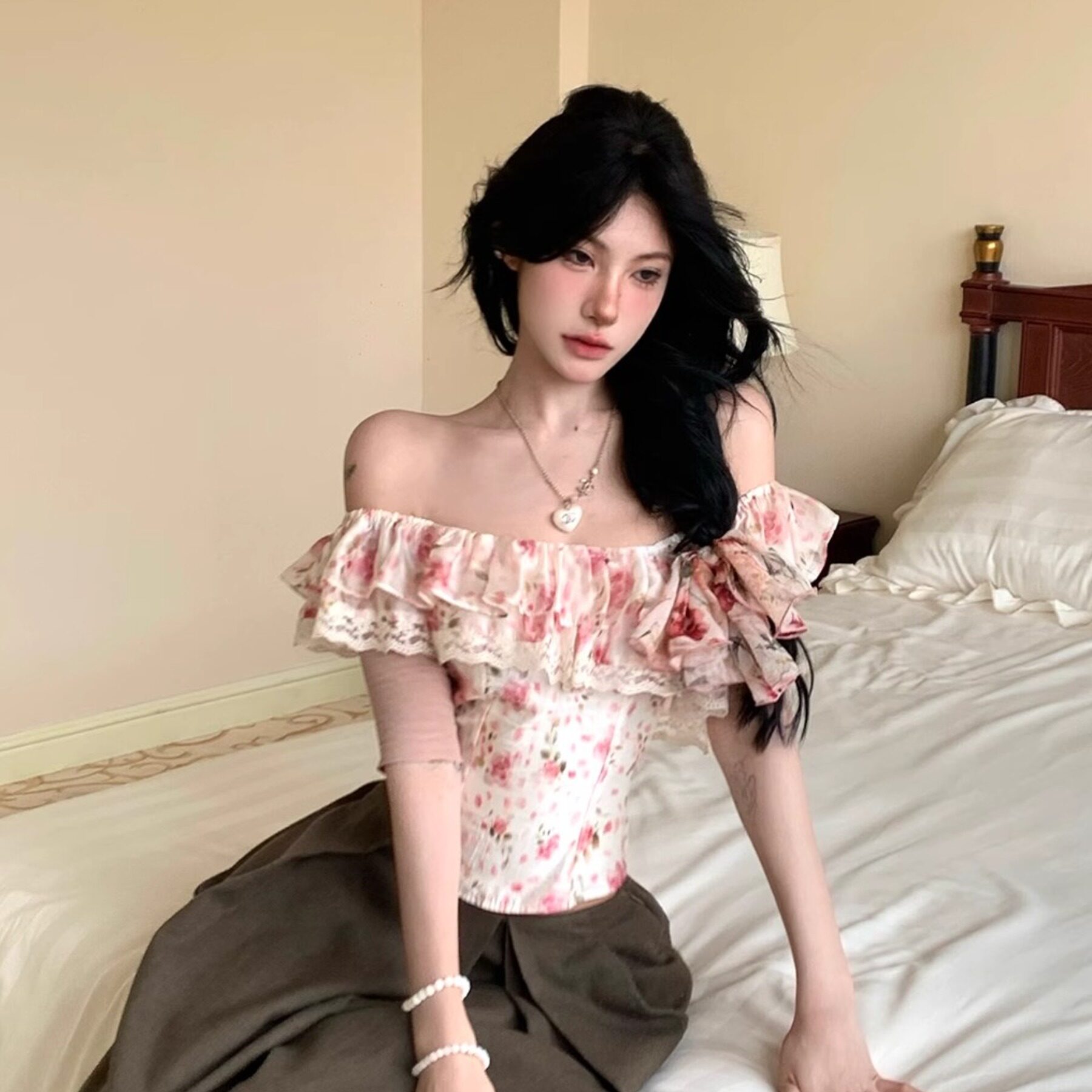一群裁缝网图春夏氛围碎花一字肩蕾丝花边鱼骨胸衣上衣