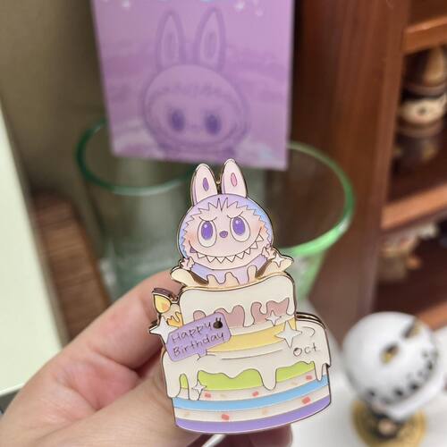 新品Labubu10月生日徽章生日限定制金属徽章可爱高颜值挂件礼物
