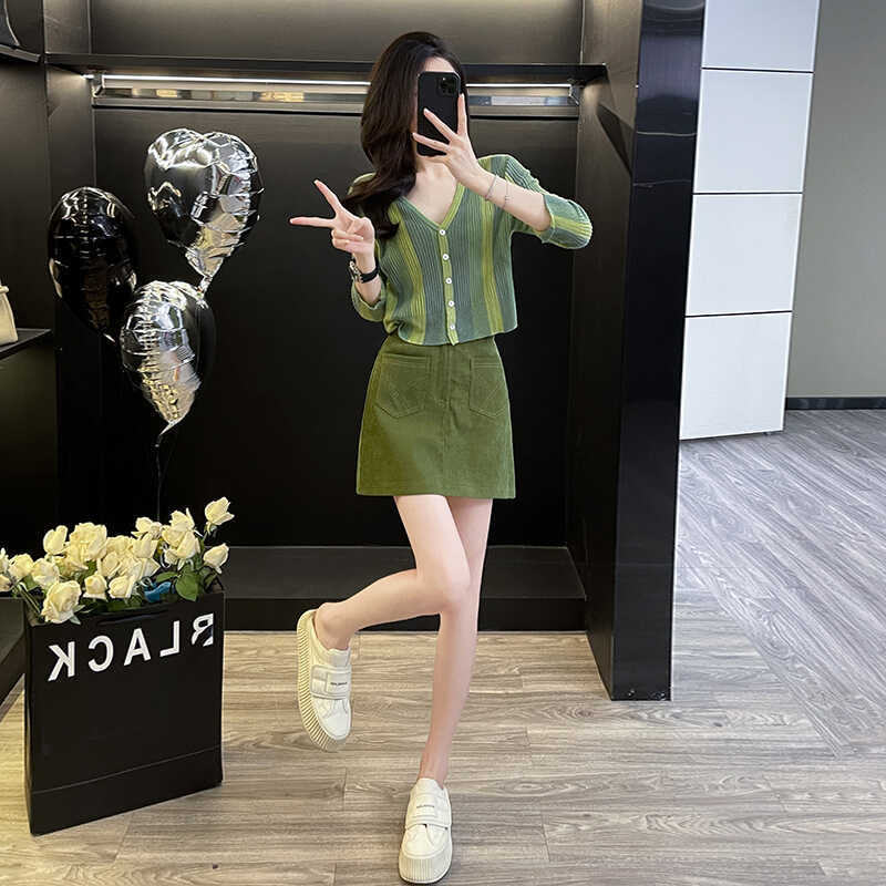 随便搭都好看撞色春秋气质设计感套头毛衣套装两件套