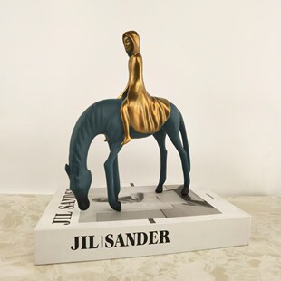 现代轻奢大漠公主与马动物雕塑创意摆件书房装饰桌面工艺品样板间