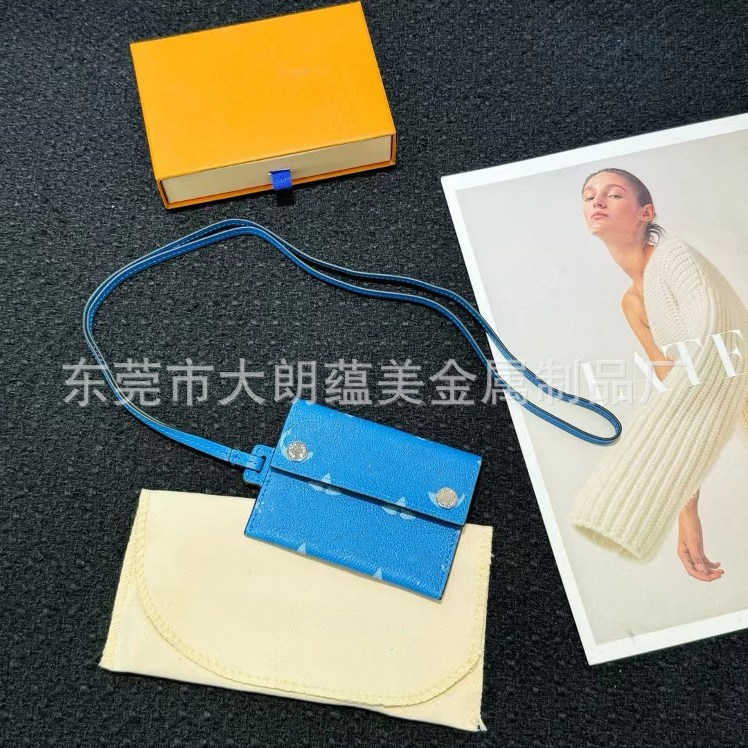 批发轻奢皮革名片夹高颜值便携卡套二合一可挂脖轻薄长款时尚潮流