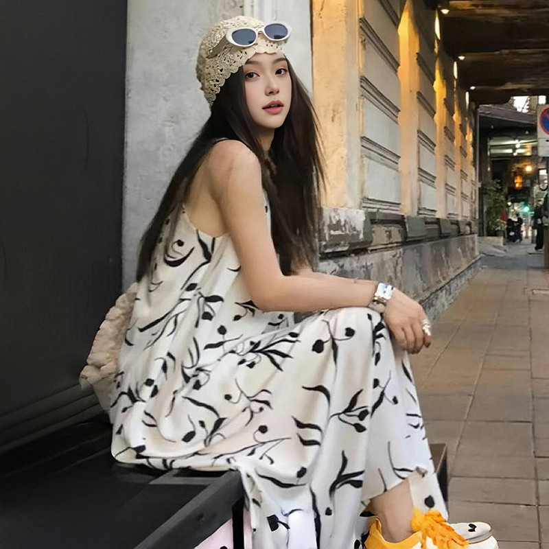 新品法式慵懒风碎花吊带连衣裙子女宽松显瘦旅游度假拍照穿搭气质