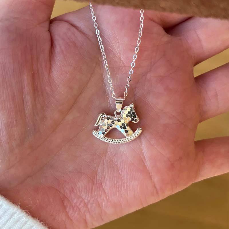 《西柚氧》本命年银色小马项链女轻奢金色气质高级吊坠锁骨毛衣链