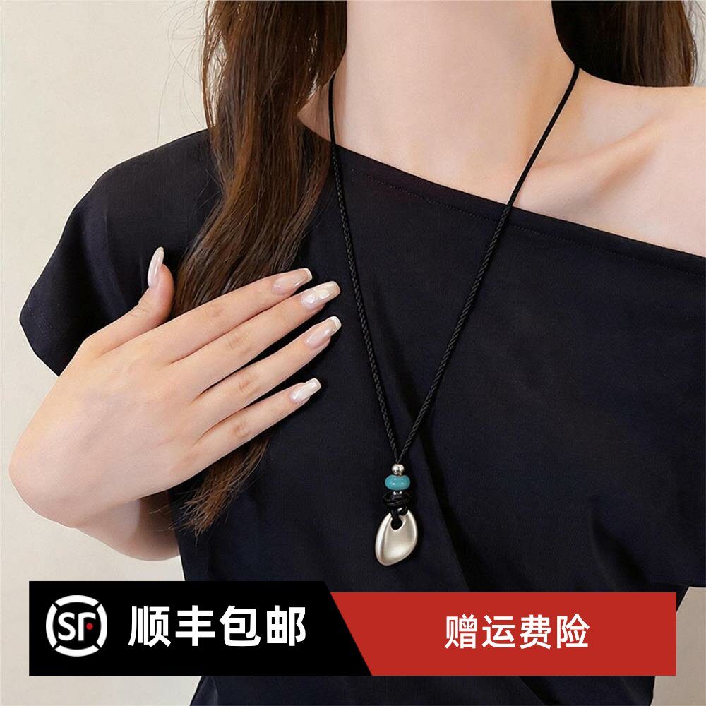 春夏复古拉丝金属吊坠黑绳毛衣链2026新款轻奢小众长款项链女配饰