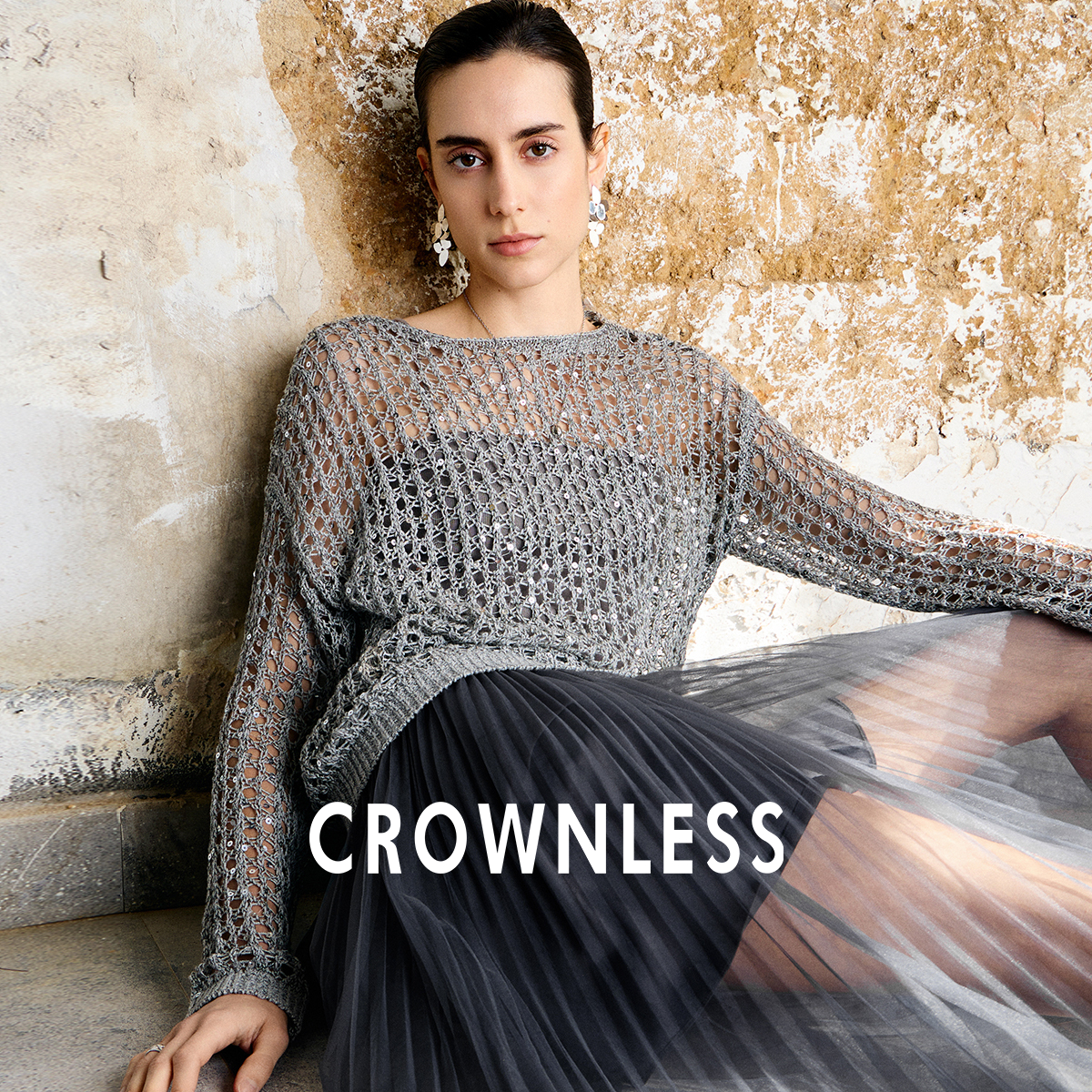 带子纱绣珠片钻闪镂空一字领