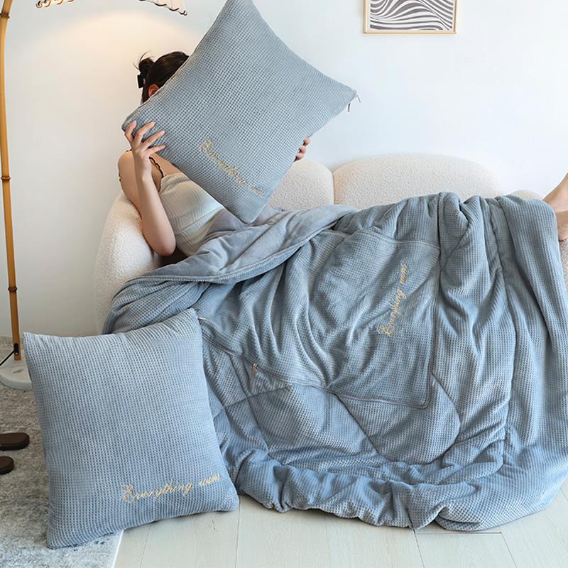 冬加厚牛奶绒抱枕被子两用汽车内靠垫枕头午休车载靠枕折叠沙发毯