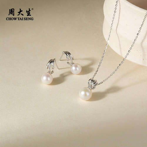周大生蔓络珍珠耳钉正圆