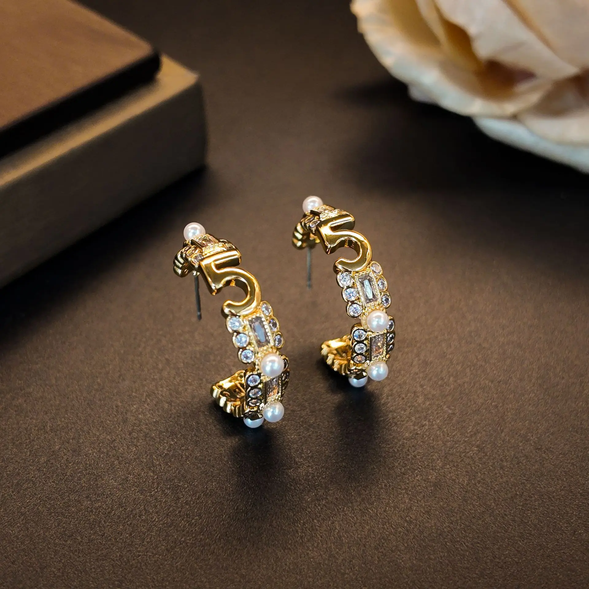 圆形四边形几何铜镶锆数字5琉璃珍珠C形耳钉女时尚通勤饰品