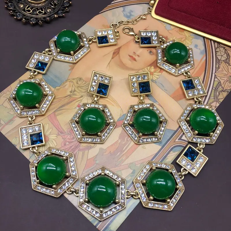 设计感时尚复古风饰品祖母绿镶嵌莱茵石几何造型短款项链耳钉套装