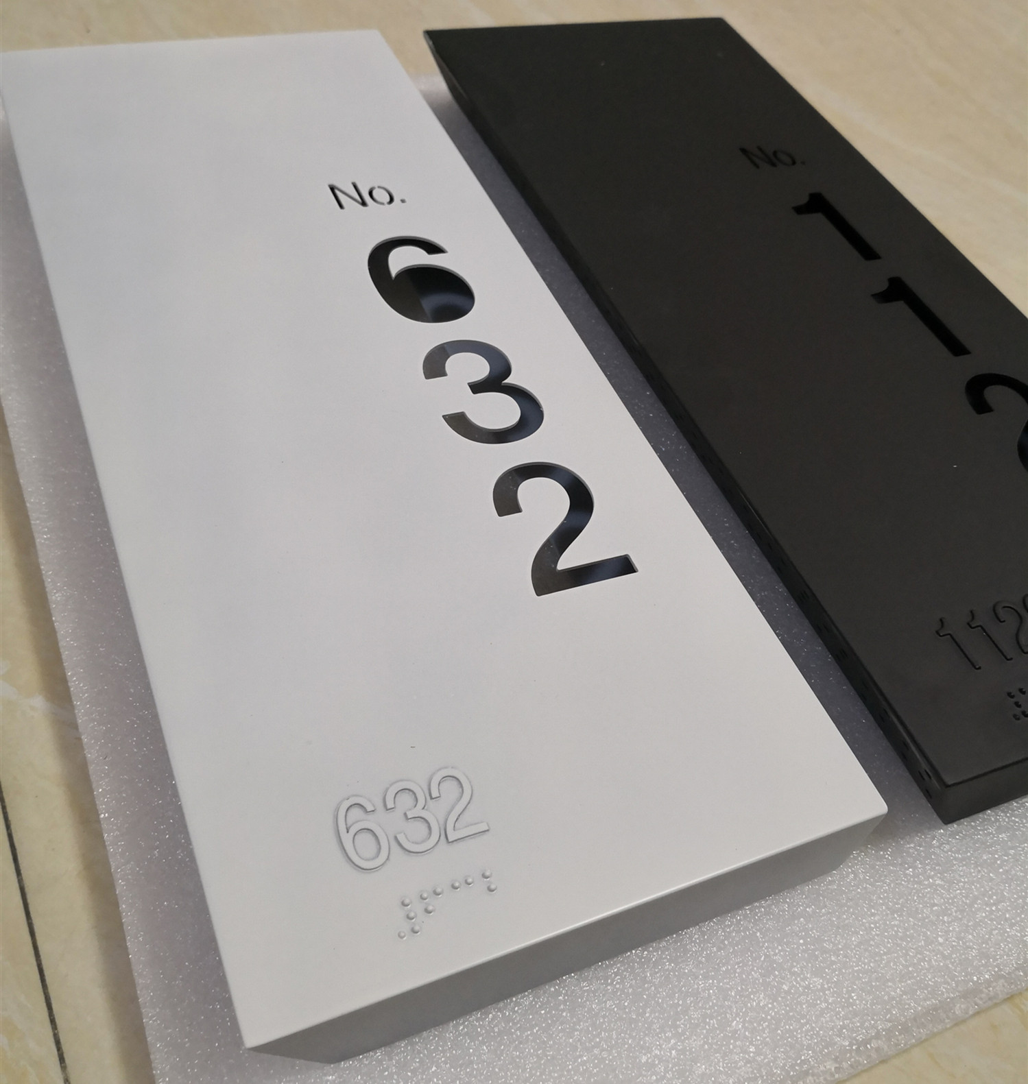 出口外贸盲文发光门牌号不锈钢拉丝黑白双色高级标牌盲人可用上海