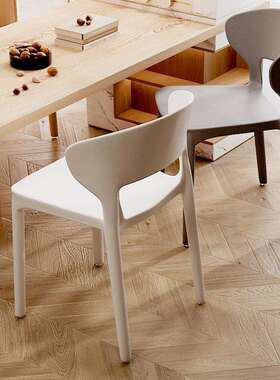 靠背网红书桌凳子餐椅家用办公塑料懒人休闲椅简约北欧家用牛角椅