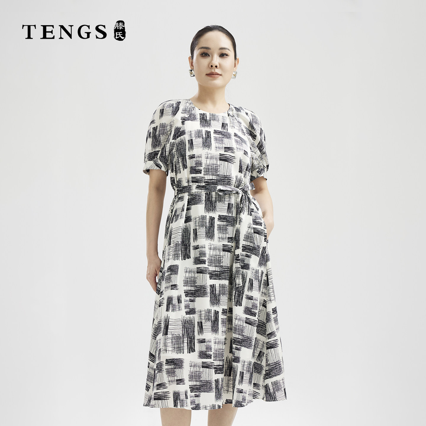 TENGS滕氏女装春夏新款写意素描艺术连衣裙时尚印花轻松假日休闲