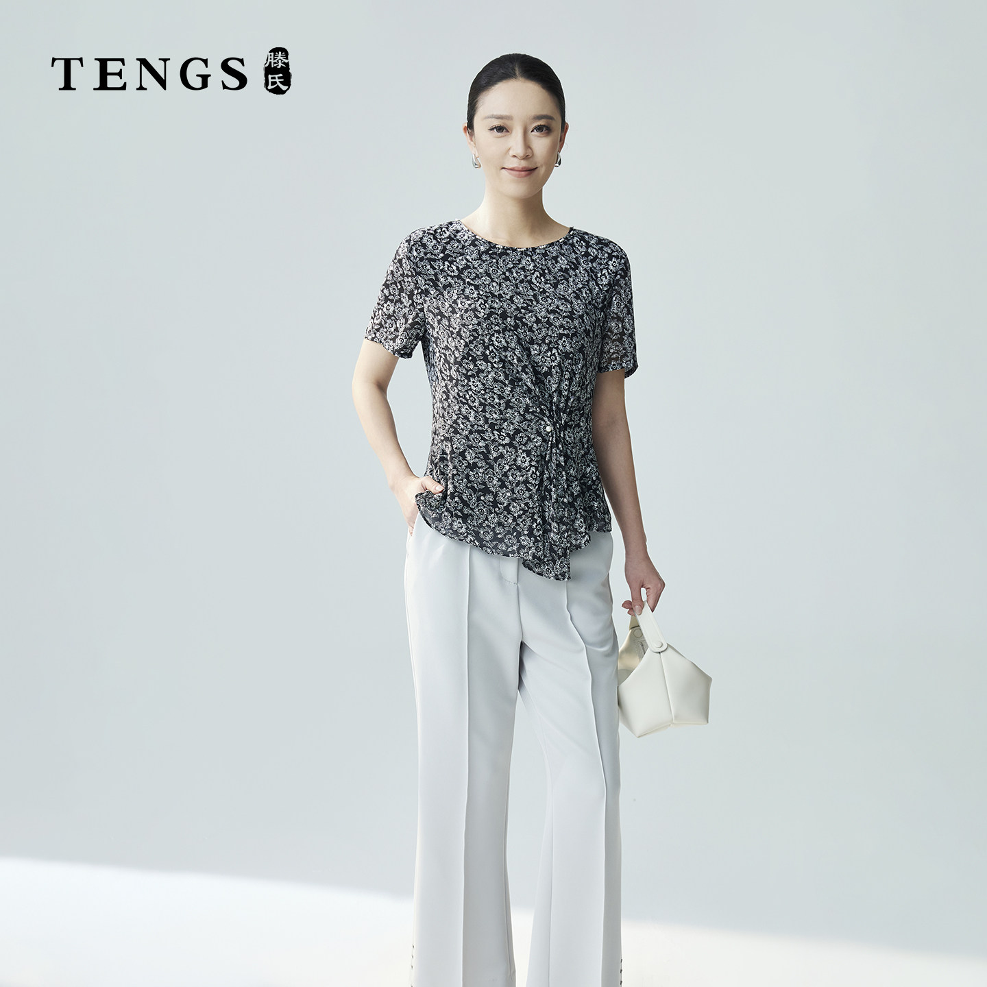 TENGS滕氏女装夏季新款黑白花卉烫银扣饰抽褶收腰设计感短袖衬衫
