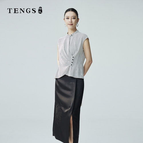 TENGS气质简约斜襟抹袖波点小衫