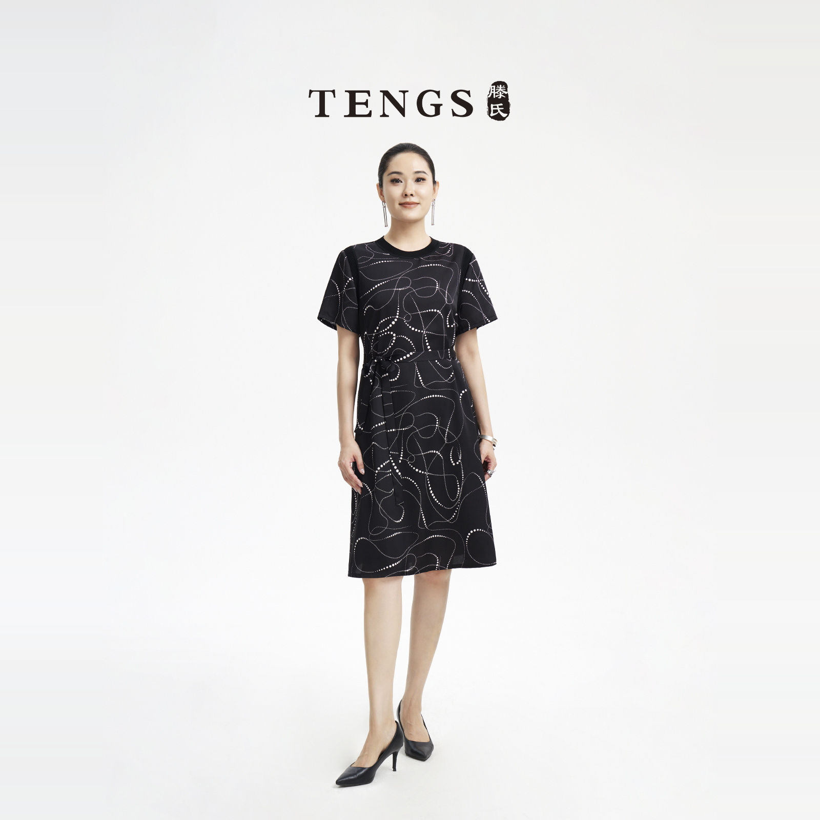 TENGS滕氏/萨侬女装春夏新款印花时尚显瘦黑色舒适轻奢感连衣裙