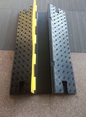 大线槽减速带道路电线保护减速带一槽穿电线橡胶盖板pvc+橡胶