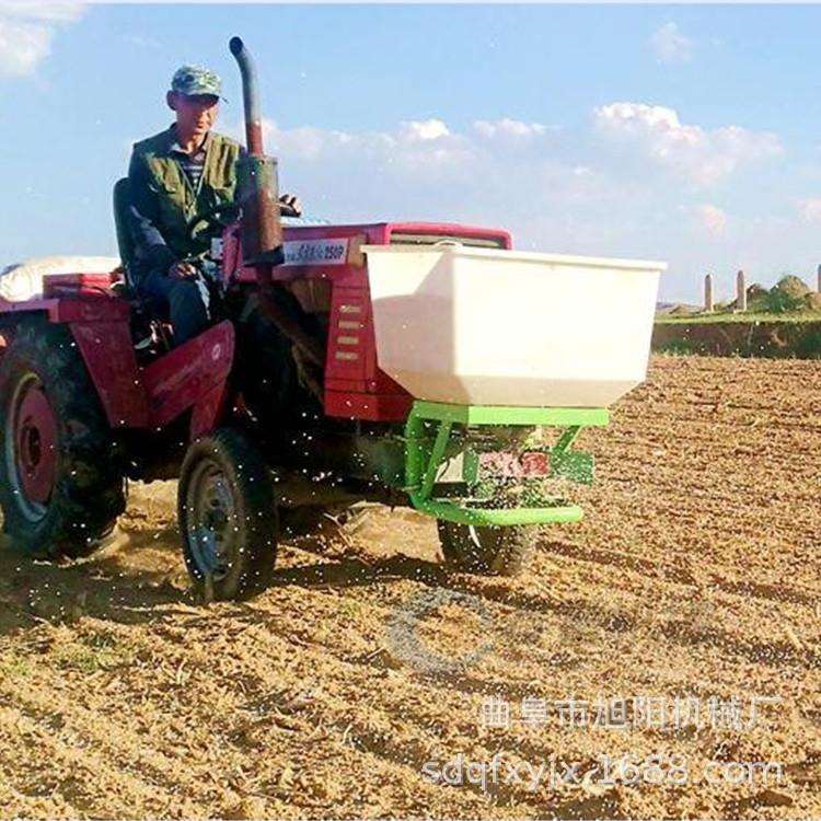 四轮车前置电动撒肥机12V电动三轮后挂式施肥机农用颗粒肥扬肥机