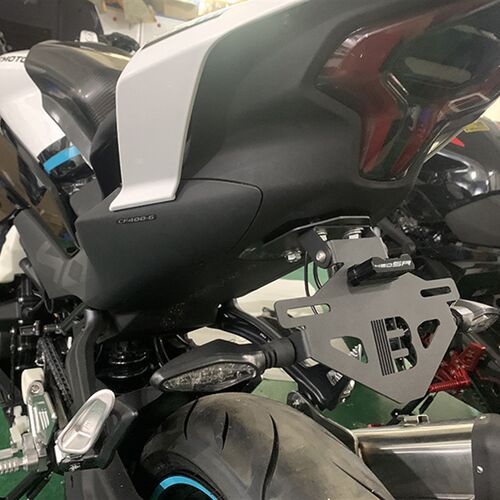 适用于春风4f50SR改装改装短尾牌照架 可折叠后车牌支架配件