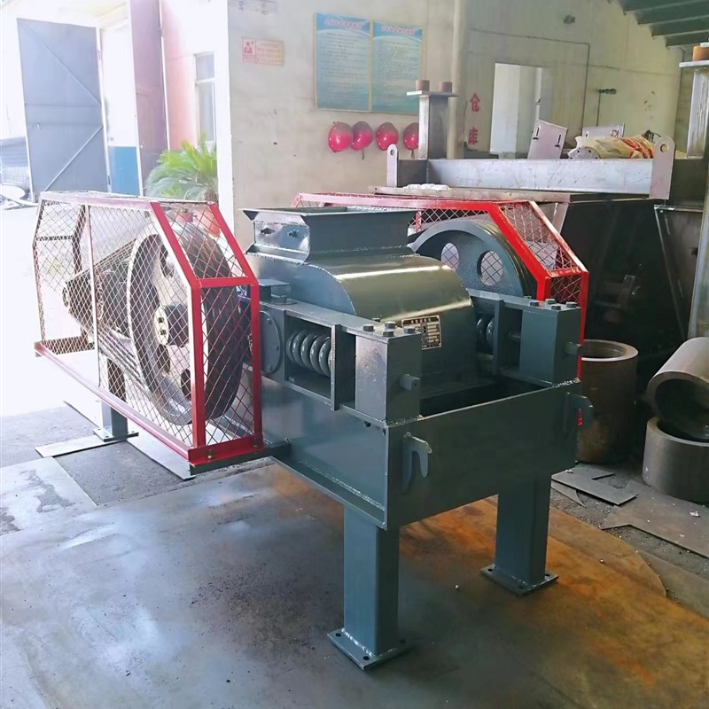 对辊式破碎机耐磨辊皮煤炭鹅卵石小型双齿滚制砂粉碎机2SPG400*60