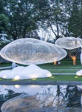 户外大型不锈钢镂空云朵雕塑公园景区售楼玻璃钢人物草坪装饰摆件