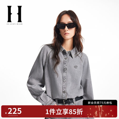 翻领领型，插肩袖剪裁，纽扣门襟