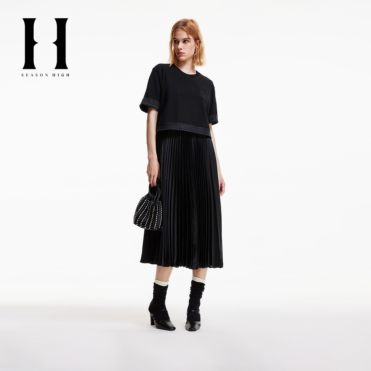 "直筒版型，圆领领型，罗纹领口