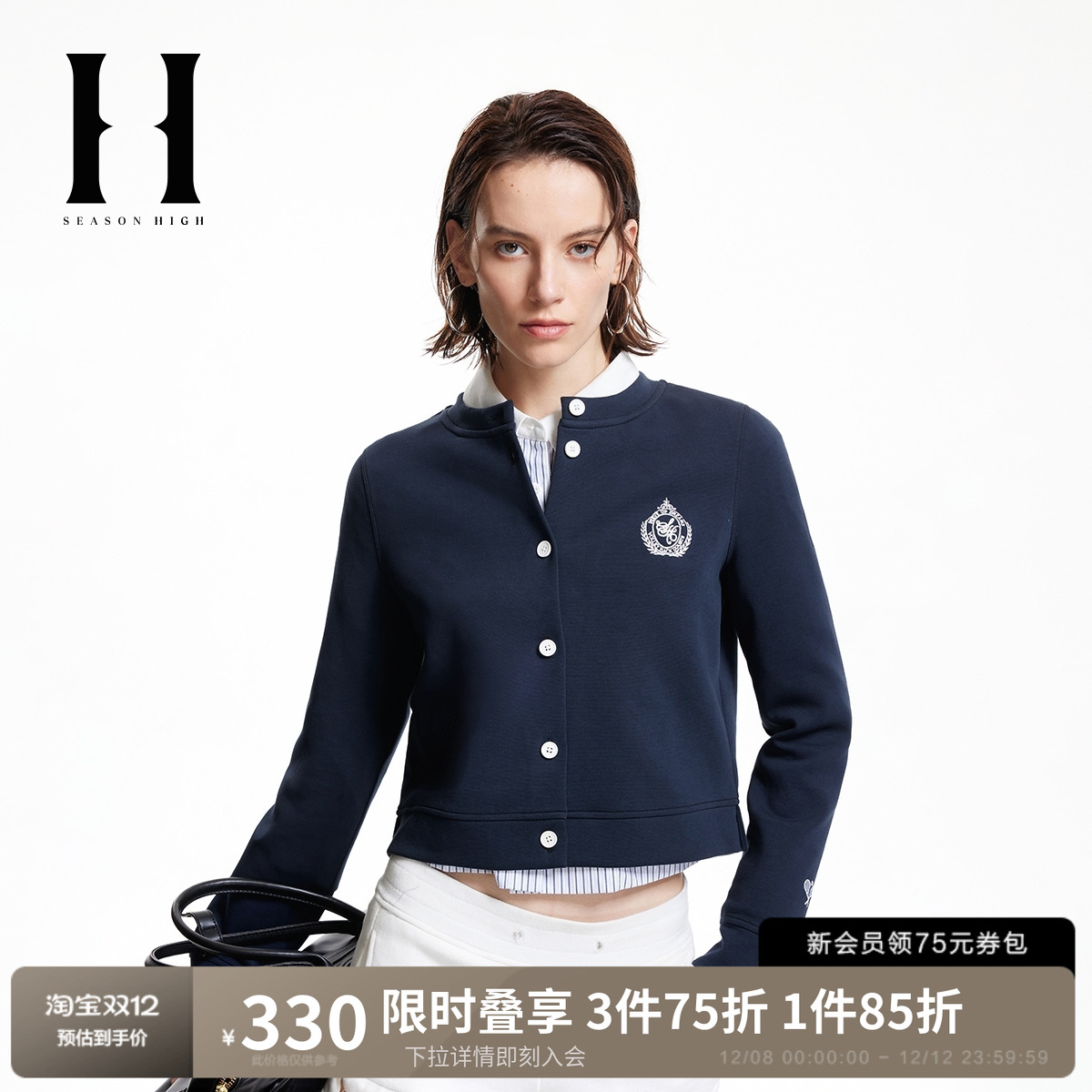 圆领领型，纽扣门襟，刺绣球拍设计