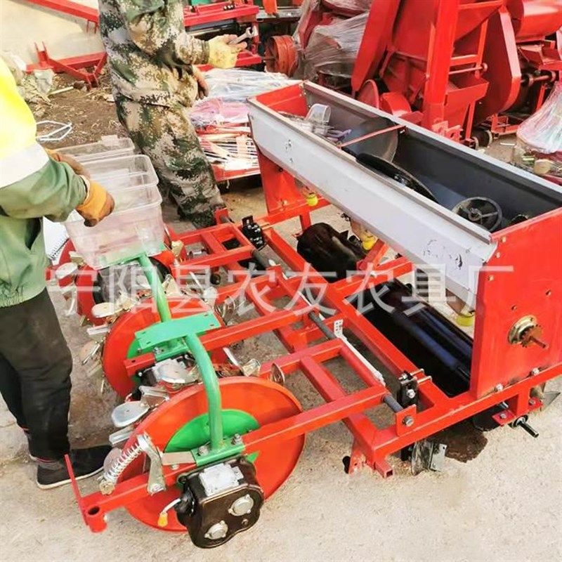 淄博黄秋葵播种机 拖拉w机带2行豌豆精播机可喷药覆膜滴灌