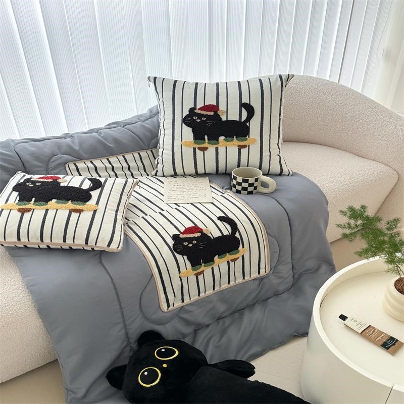 25新款多巴胺系列毛巾绣卡通刺绣车载两用办公午S睡学生靠垫抱枕