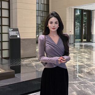 秋季新款设计感交叉V领修身显瘦百搭上衣
