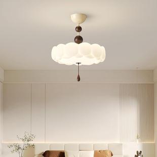 卧室吸顶灯2025新款 中古奶油风胡桃木色全光谱护眼房间灯 法式