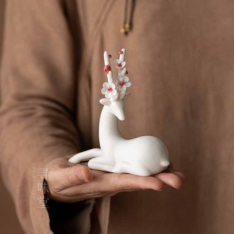 德化白瓷手工小鹿摆件精致陶瓷工艺品桌面台S面酒柜装饰品茶宠